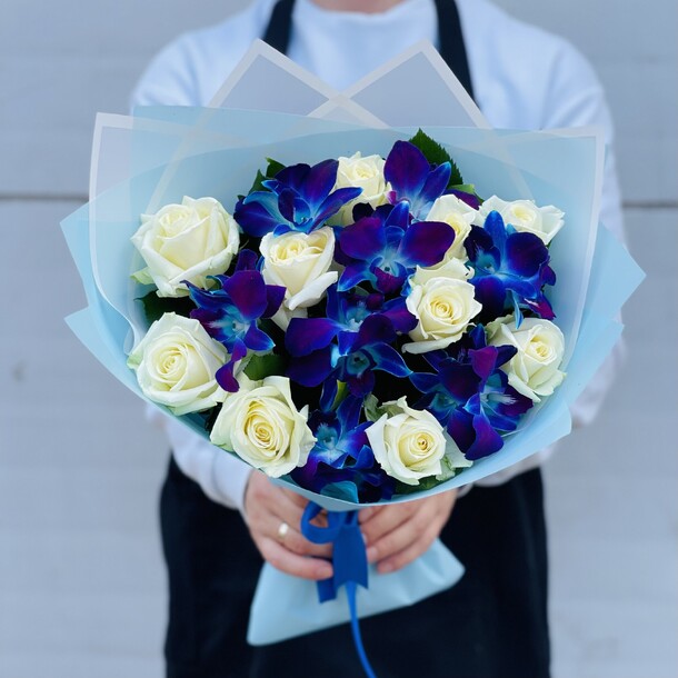 Букет белых роз и космических орхидей, артикул F1204656 - 2950 рублей, доставка по городу. Flawery - доставка цветов