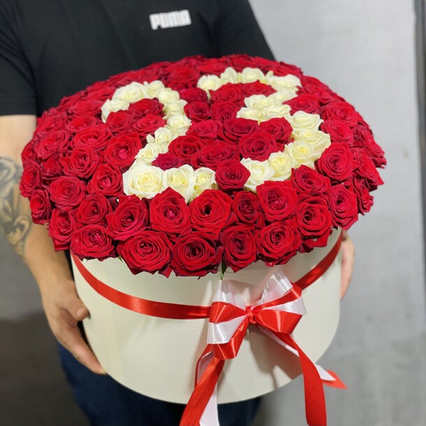 101 роза в коробке с цифрой/буквой на выбор, артикул F1211498 - 16990 рублей, доставка по городу. Flawery - доставка цветов