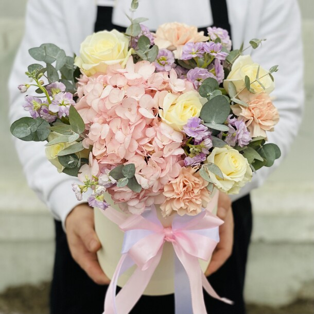 Шляпная коробка цветов микс, артикул F1223444 - 3300 рублей, доставка по городу. Flawery - доставка цветов