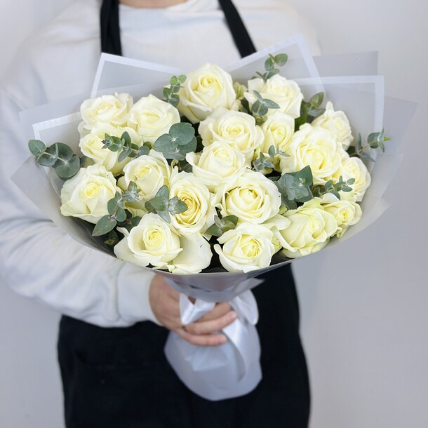 Букет из 19 белых роз с эвкалиптом, артикул F1241439 - 4300 рублей, доставка по городу. Flawery - доставка цветов