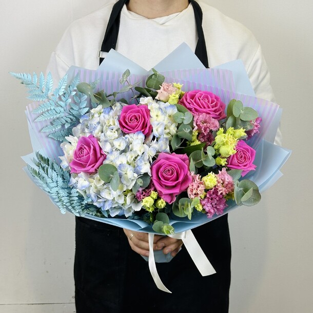 Авторский букет с розовыми розами, артикул F1241908 - 3990 рублей, доставка по городу. Flawery - доставка цветов