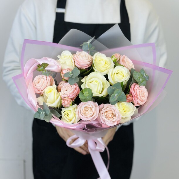 Букет микс роз с эвкалиптом, артикул F1242026 - 4223 рублей, доставка по городу. Flawery - доставка цветов