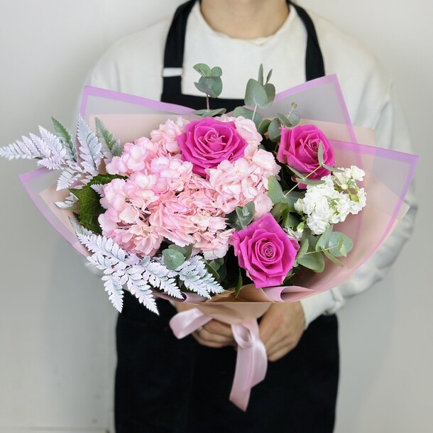 Сборный комплимент с розами, артикул F1242197 - 2890 рублей, доставка по городу. Flawery - доставка цветов