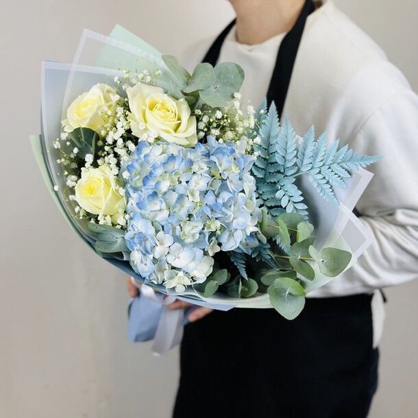 Сборный букет с гортензией и розами, артикул F1243374 - 2500 рублей, доставка по городу. Flawery - доставка цветов