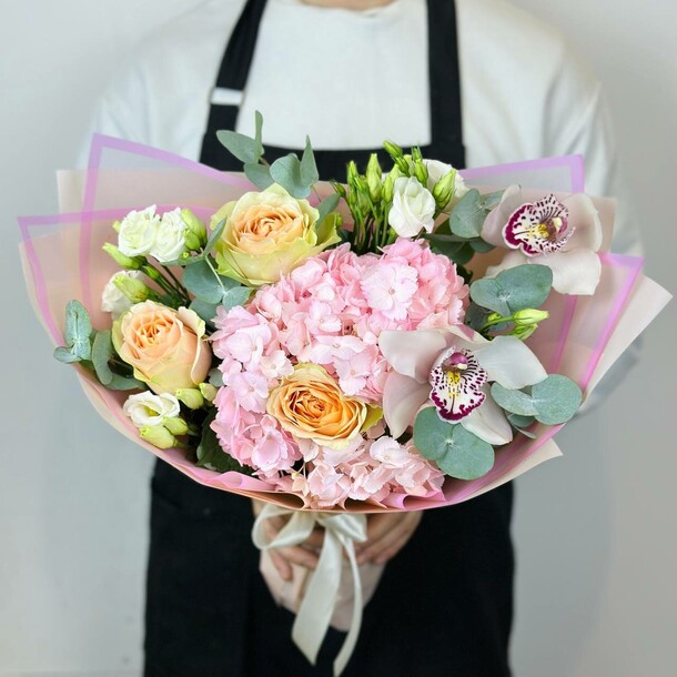 Сборный букет с пионовидными розами, артикул F1243549 - 5500 рублей, доставка по городу. Flawery - доставка цветов