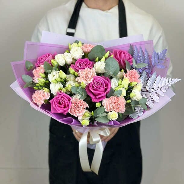 Сборный букет с эустомой и розами, артикул F1243593 - 6050 рублей, доставка по городу. Flawery - доставка цветов