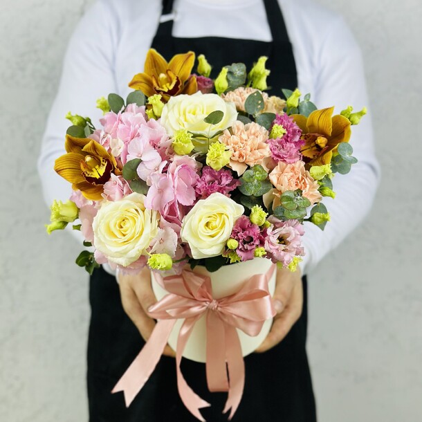 Сборная коробка с махровой эустомой, артикул F1257196 - 4950 рублей, доставка по городу. Flawery - доставка цветов