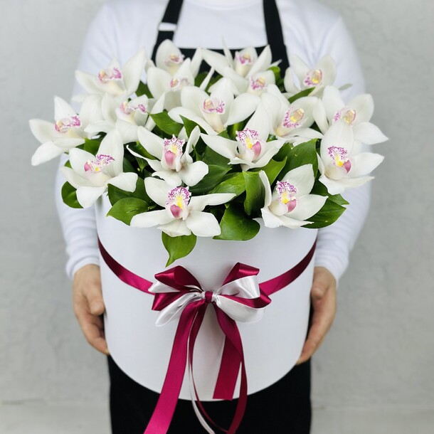 Коробка белых орхидей цимбидиум, артикул F1259088 - 8500 рублей, доставка по городу. Flawery - доставка цветов