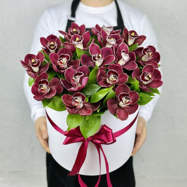 Большая коробка бордовых орхидей, артикул F1259092 - 8500 рублей, доставка по городу. Flawery - доставка цветов