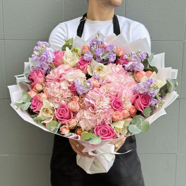 Сборный авторский букет, артикул F1317218 - 8990 рублей, доставка по городу. Flawery - доставка цветов