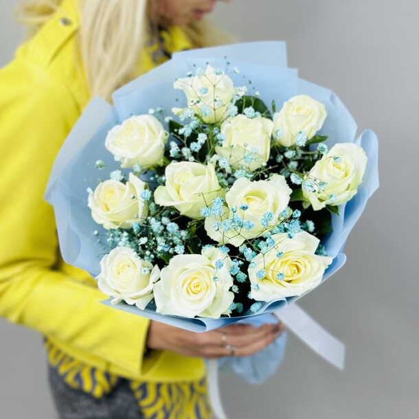 Букет белых роз с гипсофилой, артикул F1319404 - 2718 рублей, доставка по городу. Flawery - доставка цветов