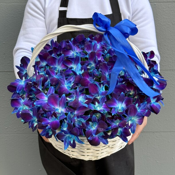 101 синяя орхидея в корзине, артикул F1320125 - 9000 рублей, доставка по городу. Flawery - доставка цветов