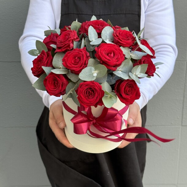 Розы красные в коробке с эвкалиптом, артикул F1320134 - 2950 рублей, доставка по городу. Flawery - доставка цветов