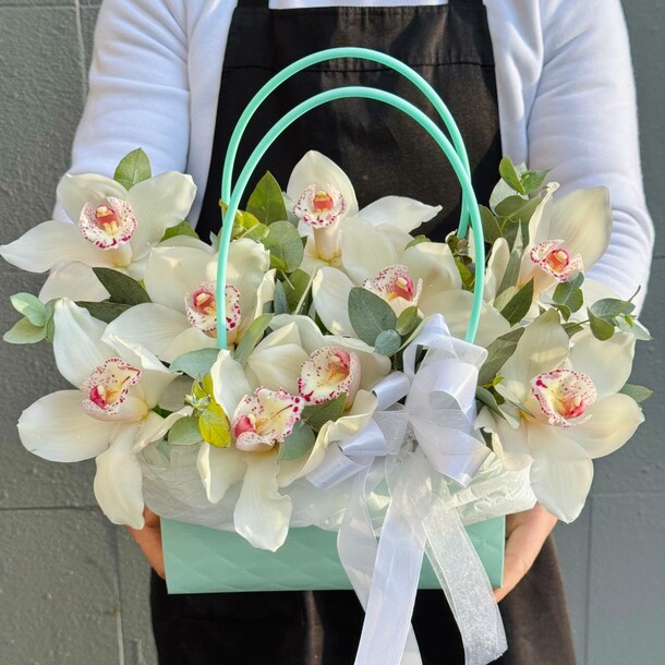 Сумочка белых орхидей с эвкалиптом, артикул F1363931 - 3990 рублей, доставка по городу. Flawery - доставка цветов