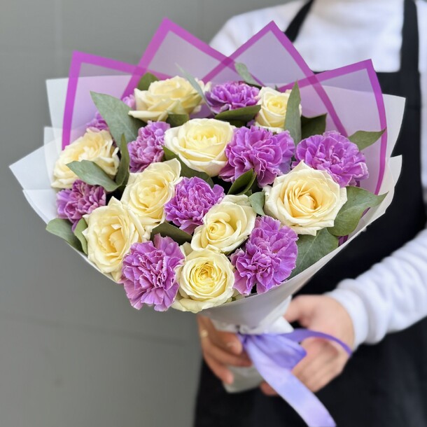 Букет из роз и лунных гвоздик, артикул F1364496 - 3890 рублей, доставка по городу. Flawery - доставка цветов