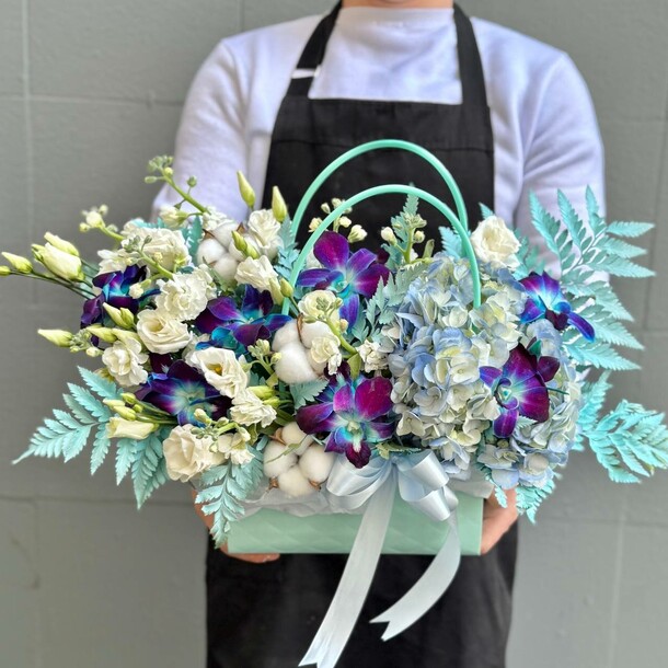 Авторская композиция с эустомой, артикул F1365443 - 3990 рублей, доставка по городу. Flawery - доставка цветов