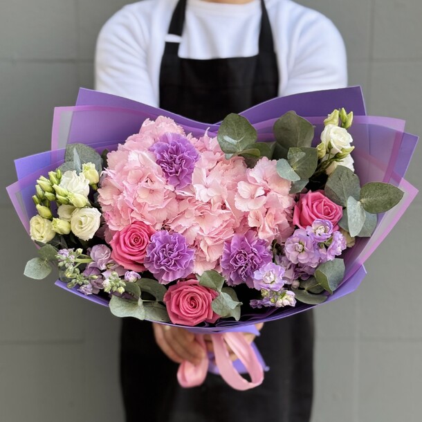 Сборный букет с розовыми розами и маттиолой, артикул F1398326 - 5500 рублей, доставка по городу. Flawery - доставка цветов