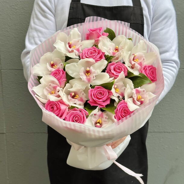 Букет из королевских орхидей и роз, артикул F1399055 - 7000 рублей, доставка по городу. Flawery - доставка цветов