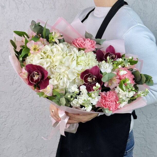 Сборный букет с орхидеями и маттиолой, артикул F1400751 - 5500 рублей, доставка по городу. Flawery - доставка цветов