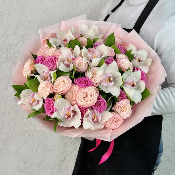 Нежный букет из роз и орхидей, артикул F1401740 - 11000 рублей, доставка по городу. Flawery - доставка цветов