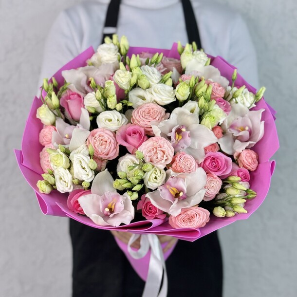 Сборный букет из роз, орхидей и эустом, артикул F1401747 - 11000 рублей, доставка по городу. Flawery - доставка цветов