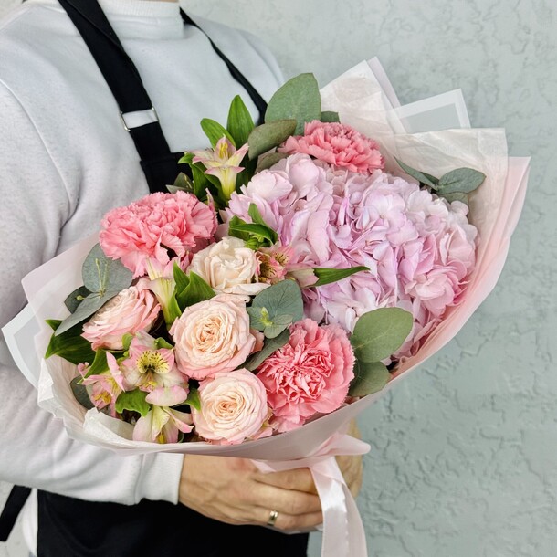 Нежный букет с розами и альстромериями, артикул F1401752 - 3900 рублей, доставка по городу. Flawery - доставка цветов