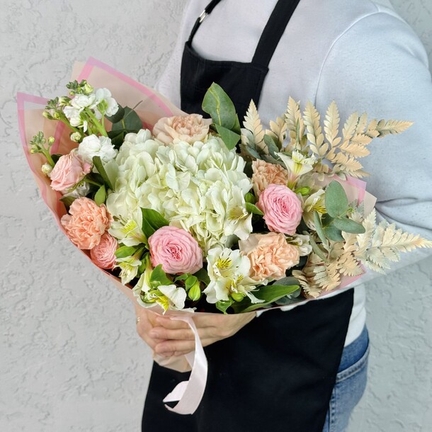 Сборный букет с белой гортензией, артикул F1402672 - 4900 рублей, доставка по городу. Flawery - доставка цветов