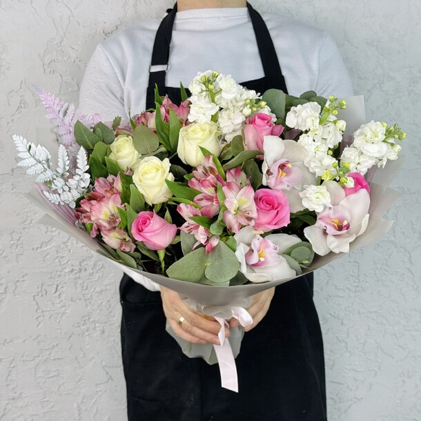 Сборный букет с розами микс, артикул F1402673 - 5500 рублей, доставка по городу. Flawery - доставка цветов