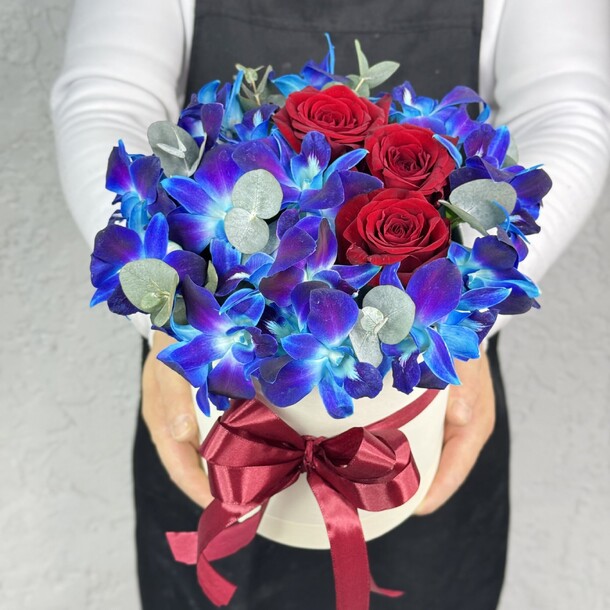 Космические орхидеи и красные розы, артикул F1434876 - 2990 рублей, доставка по городу. Flawery - доставка цветов
