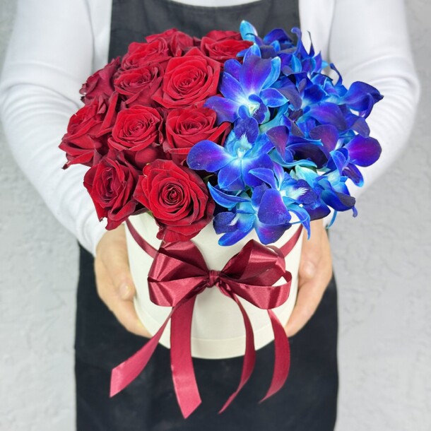 Микс орхидей и красных роз, артикул F1434983 - 3500 рублей, доставка по городу. Flawery - доставка цветов