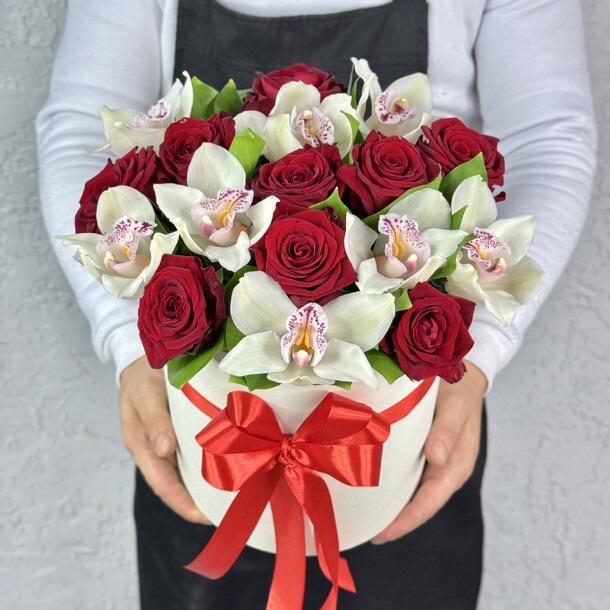 Коробка из роз и королевских орхидей, артикул F1435276 - 4500 рублей, доставка по городу. Flawery - доставка цветов