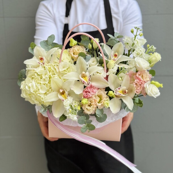 Нежная сумочка эустомой и гортензией, артикул F1443845 - 4500 рублей, доставка по городу. Flawery - доставка цветов