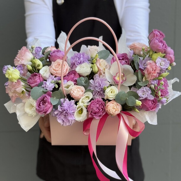 Сборная сумочка цветов микс, артикул F1466448 - 5990 рублей, доставка по городу. Flawery - доставка цветов