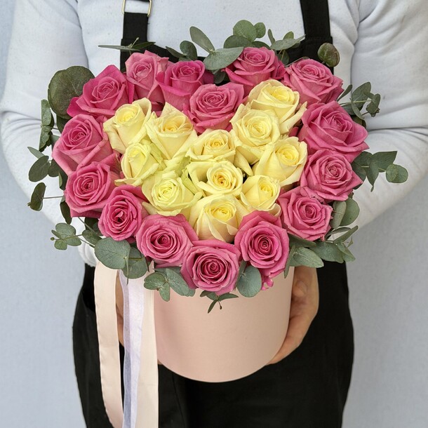 Сердце из розовых и белых роз, артикул F1522540 - 4990 рублей, доставка по городу. Flawery - доставка цветов