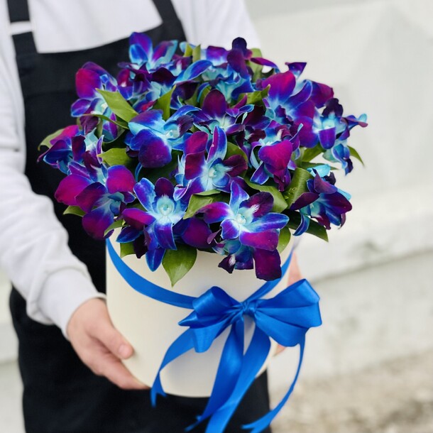 Синие орхидеи в коробке, артикул F40611 - 4950 рублей, доставка по городу. Flawery - доставка цветов