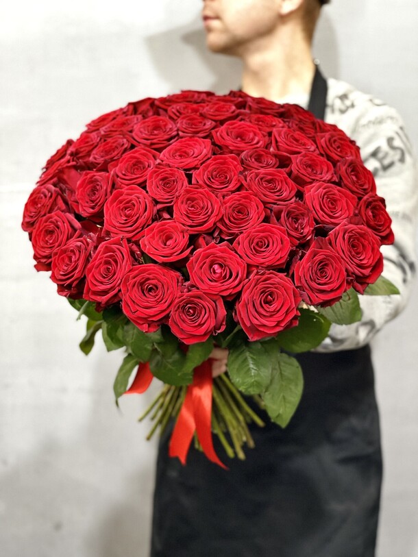 Букет из 51 розы, артикул F40618 - 5990 рублей, доставка по городу. Flawery - доставка цветов
