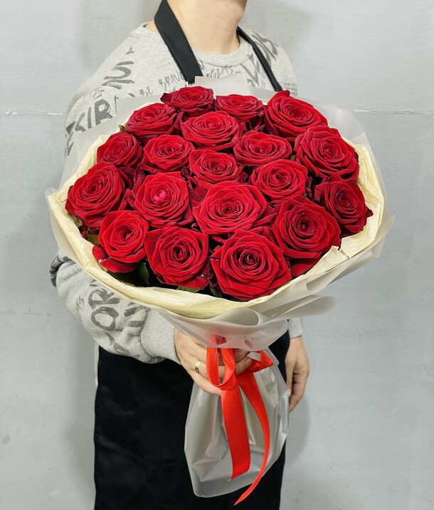 Букет из 19 красных роз, артикул F40625 - 2990 рублей, доставка по городу. Flawery - доставка цветов