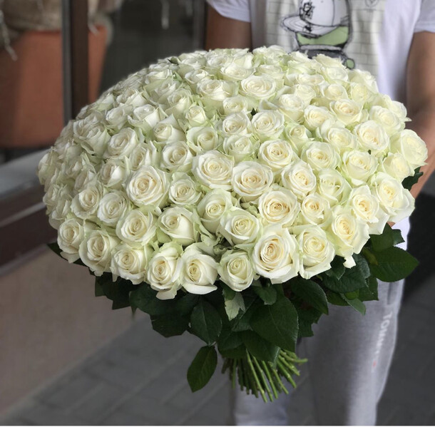 101 белая роза в букете, артикул F53480 - 17500 рублей, доставка по городу. Flawery - доставка цветов