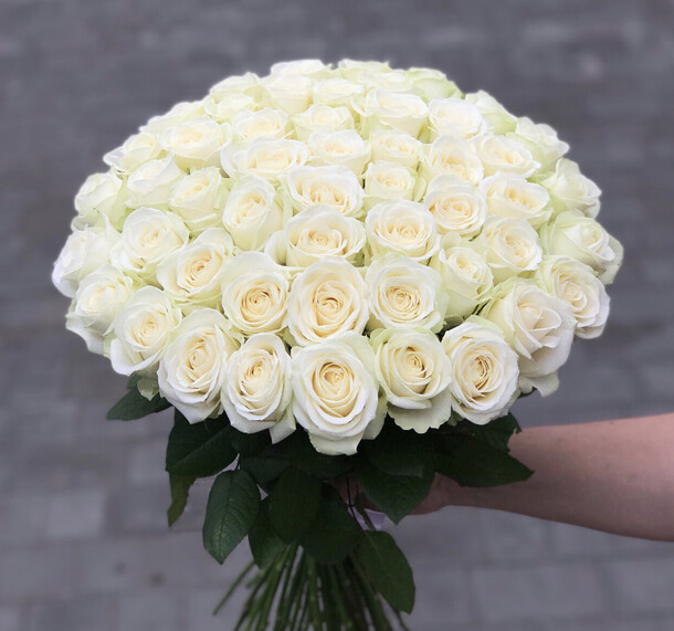 51 белая роза аваланж, артикул F77674 - 6990 рублей, доставка по городу. Flawery - доставка цветов