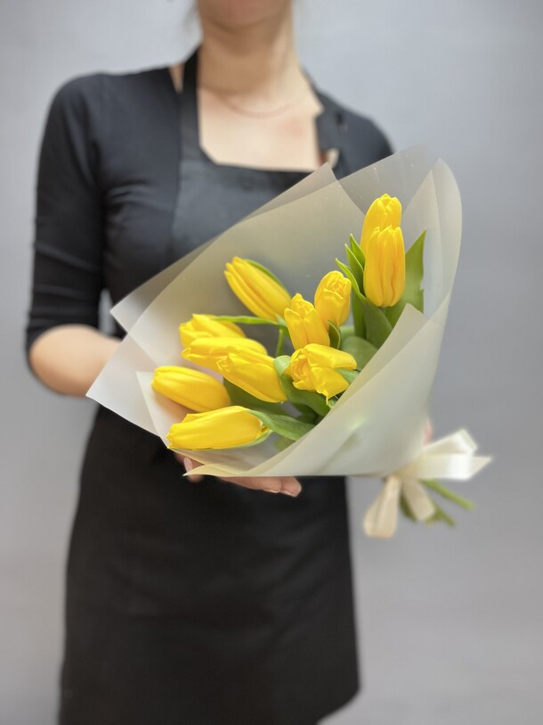Букет из 11 желтых тюльпанов "spring", артикул F1091896 - 2240 рублей, доставка по городу. Flawery - доставка цветов