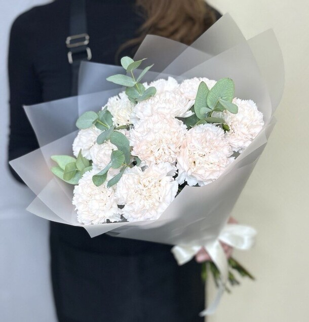 Букет из 11 гвоздик (диантусов) с ароматным эвкалиптом, артикул F1370669 - 3355 рублей, доставка по городу. Flawery - доставка цветов