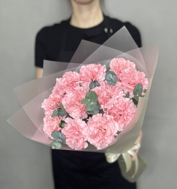 Букет из 11 розовых гвоздик с эвкалиптом, артикул F1405670 - 3295 рублей, доставка по городу. Flawery - доставка цветов