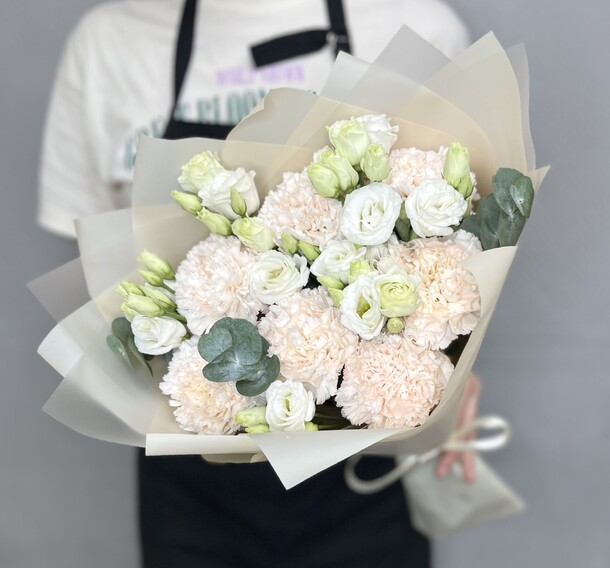 Нежный букет с кремовыми гвоздиками, артикул F1435313 - 3880 рублей, доставка по городу. Flawery - доставка цветов