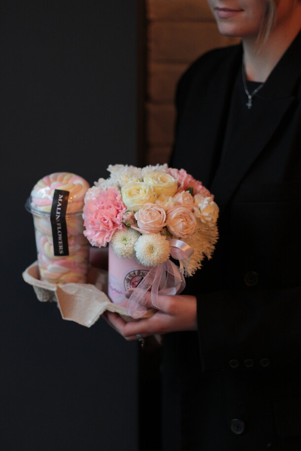 Набор сладостей и цветов, артикул F1111790 - 3000 рублей, доставка по городу. Flawery - доставка цветов