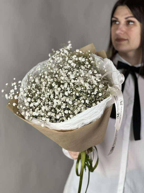 Букет белой гипсофилы в крафте, артикул F1116435 - 2900 рублей, доставка по городу. Flawery - доставка цветов