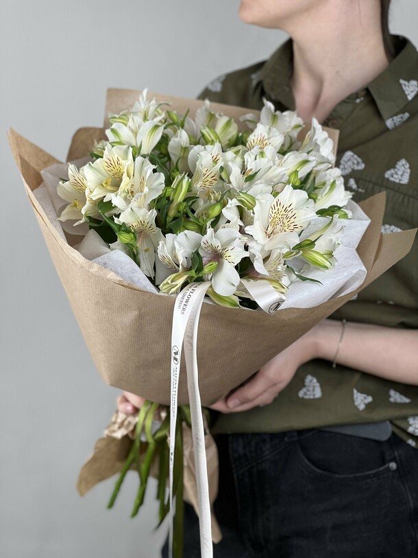 Букет альстромерии в крафте, артикул F1118329 - 3000 рублей, доставка по городу. Flawery - доставка цветов