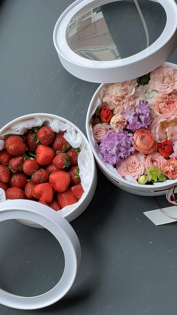 Набор "дуо": клубника и цветы, артикул F1188666 - 10499 рублей, доставка по городу. Flawery - доставка цветов