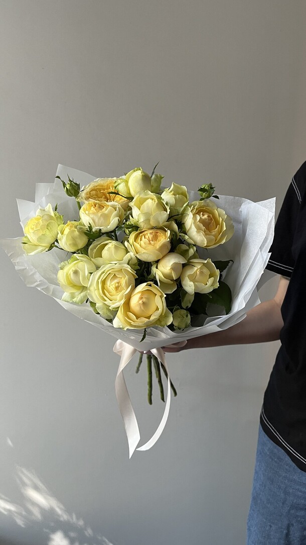 Монобукет желтых кустовых роз, артикул F1305502 - 6300 рублей, доставка по городу. Flawery - доставка цветов