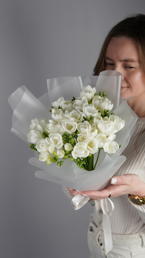 Ароматный букет белой фрейзии, артикул F1364580 - 6400 рублей, доставка по городу. Flawery - доставка цветов