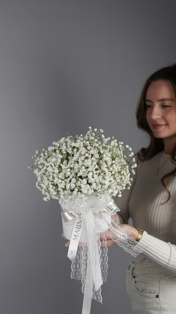 Коробка с белой гипсофилой, артикул F1367388 - 3105 рублей, доставка по городу. Flawery - доставка цветов